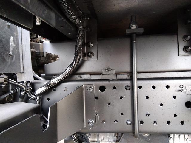 エルフトラック 跳ね上げPG付アルミバン 上物日本フルハーフ 標準ロングボディ 積載2.95t 荷台寸法446×176×207 荷台床木張り パワーゲート日本フルハーフ製 左サイド扉 ラッシングレール1段 ハイキャブ(78枚目)