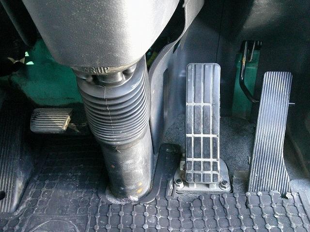 クオン クレーン付トレーラーヘッド 上物タダノ製 3段ブーム ラジコン付(無線) フックイン 2.9t吊 第5輪荷重9t 2デフ 480馬力 リーフサス AT車(エスコット)3ペダル 走行62万km(13枚目)