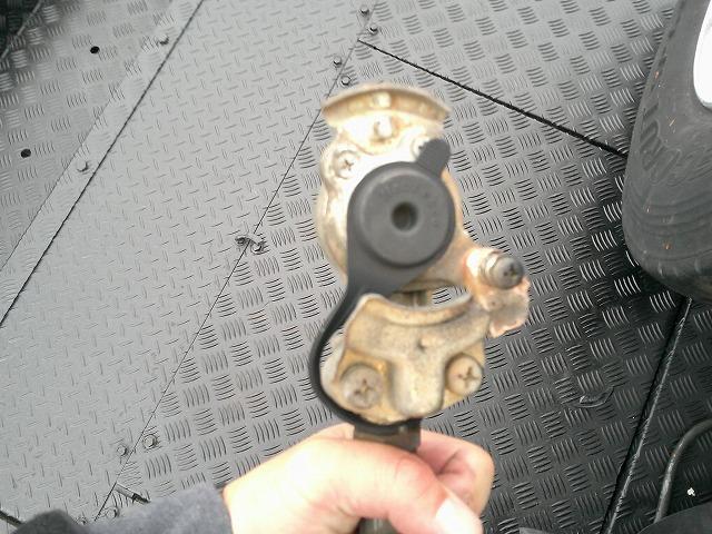 クオン クレーン付トレーラーヘッド 上物タダノ製 3段ブーム ラジコン付(無線) フックイン 2.9t吊 第5輪荷重9t 2デフ 480馬力 リーフサス AT車(エスコット)3ペダル 走行62万km(27枚目)