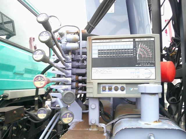 クオン クレーン付トレーラーヘッド 上物タダノ製 3段ブーム ラジコン付(無線) フックイン 2.9t吊 第5輪荷重9t 2デフ 480馬力 リーフサス AT車(エスコット)3ペダル 走行62万km(32枚目)