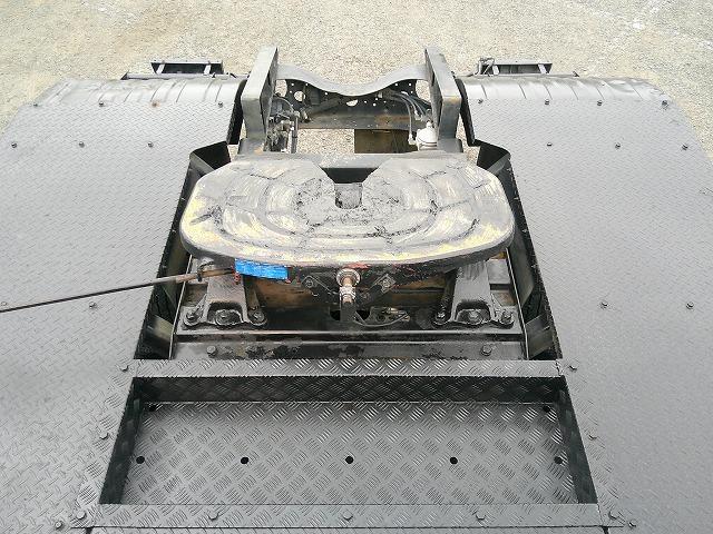 クオン クレーン付トレーラーヘッド 上物タダノ製 3段ブーム ラジコン付(無線) フックイン 2.9t吊 第5輪荷重9t 2デフ 480馬力 リーフサス AT車(エスコット)3ペダル 走行62万km(37枚目)