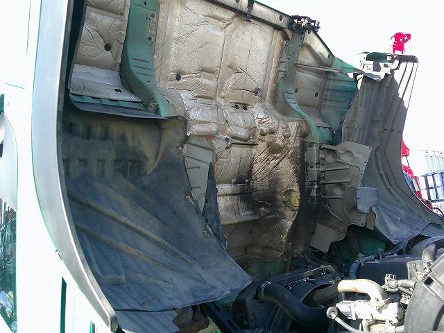 クオン クレーン付トレーラーヘッド 上物タダノ製 3段ブーム ラジコン付(無線) フックイン 2.9t吊 第5輪荷重9t 2デフ 480馬力 リーフサス AT車(エスコット)3ペダル 走行62万km(45枚目)