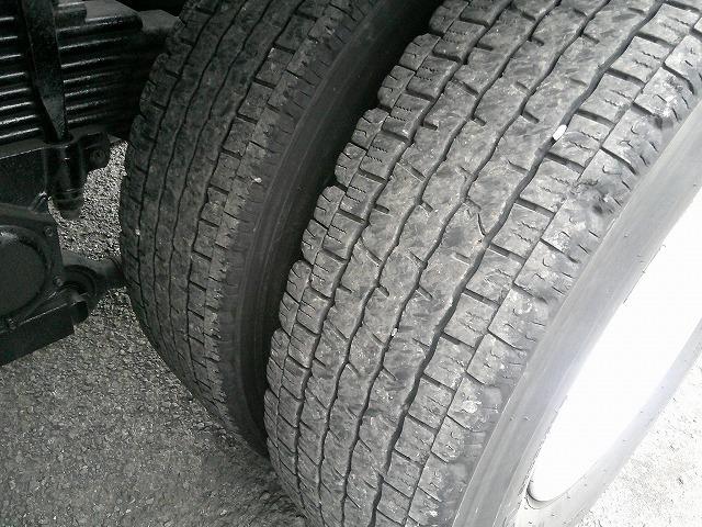 クオン クレーン付トレーラーヘッド 上物タダノ製 3段ブーム ラジコン付(無線) フックイン 2.9t吊 第5輪荷重9t 2デフ 480馬力 リーフサス AT車(エスコット)3ペダル 走行62万km(59枚目)