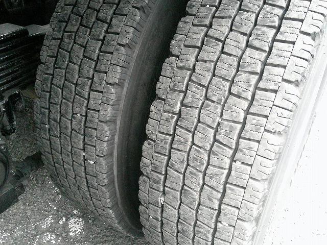 クオン クレーン付トレーラーヘッド 上物タダノ製 3段ブーム ラジコン付(無線) フックイン 2.9t吊 第5輪荷重9t 2デフ 480馬力 リーフサス AT車(エスコット)3ペダル 走行62万km(61枚目)