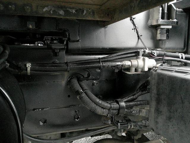 クオン クレーン付トレーラーヘッド 上物タダノ製 3段ブーム ラジコン付(無線) フックイン 2.9t吊 第5輪荷重9t 2デフ 480馬力 リーフサス AT車(エスコット)3ペダル 走行62万km(72枚目)