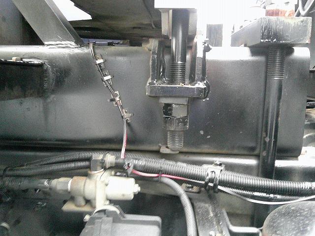 クオン クレーン付トレーラーヘッド 上物タダノ製 3段ブーム ラジコン付(無線) フックイン 2.9t吊 第5輪荷重9t 2デフ 480馬力 リーフサス AT車(エスコット)3ペダル 走行62万km(73枚目)