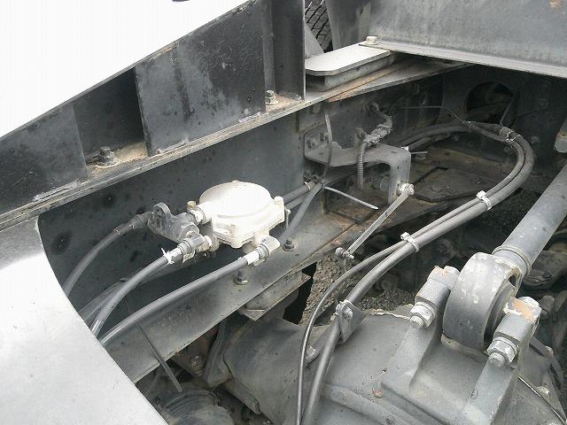 クオン クレーン付トレーラーヘッド 上物タダノ製 3段ブーム ラジコン付(無線) フックイン 2.9t吊 第5輪荷重9t 2デフ 480馬力 リーフサス AT車(エスコット)3ペダル 走行62万km(74枚目)