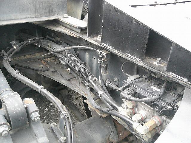 クオン クレーン付トレーラーヘッド 上物タダノ製 3段ブーム ラジコン付(無線) フックイン 2.9t吊 第5輪荷重9t 2デフ 480馬力 リーフサス AT車(エスコット)3ペダル 走行62万km(75枚目)