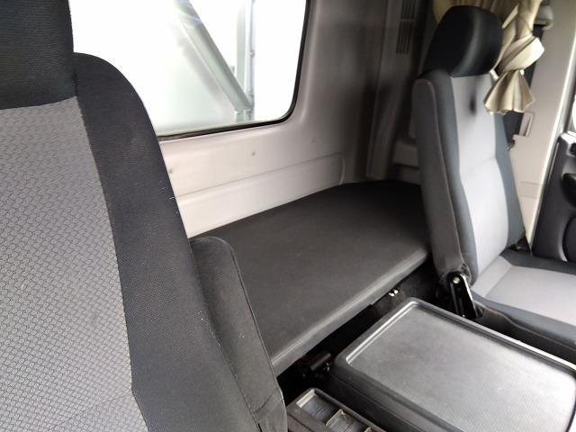 ヒノレンジャー アルミブロック平ボディ 積載3t 6.1mワイドボディ 荷台寸法611×236×48 荷台床木張り 内フック あおり開閉サポート ベッド付 メッキパーツ ETC ドラレコ 燃料タンク150L×2(27枚目)