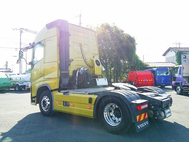 ボルボその他 トレーラーヘッド 第5輪荷重11.5t ハイルーフ 後輪エアサス ハイキャブ 総輪アルミホイール サンルーフ有 電動サンシェード カラーバックモニター有 AT車(2ペダル)(5枚目)