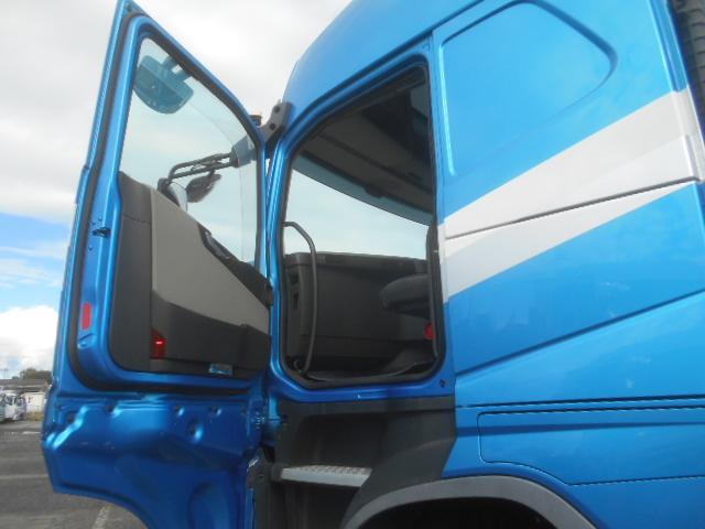 ボルボその他 トレーラーヘッド 第5輪荷重11.5t 後輪エアサス ハイルーフ 440馬力 アルミホイール サンルーフ 電動サンシェード バックモニター付 走行76万km AT車(2ペダル)(24枚目)