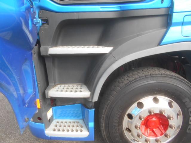 ボルボその他 トレーラーヘッド 第5輪荷重11.5t 後輪エアサス ハイルーフ 440馬力 アルミホイール サンルーフ 電動サンシェード バックモニター付 走行76万km AT車(2ペダル)(28枚目)