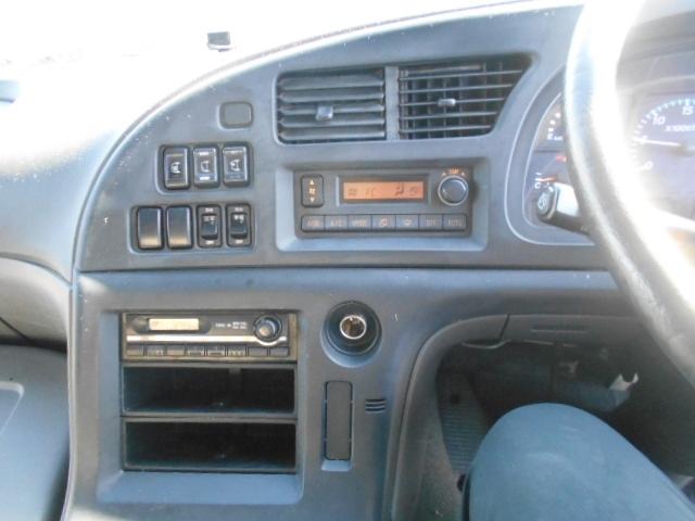 ギガ アルミブロック平ボディ 5方開 支柱抜き差し可 荷台床木張り 内フック27対 センターフック15カ所 荷台内寸951x235x20 後輪エアサス 7速ミッション 積載15t 25t車 リターダー有(10枚目)