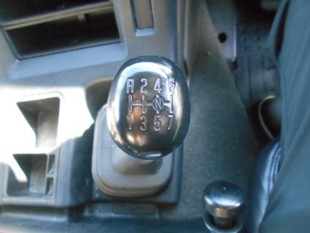 ギガ アルミブロック平ボディ 5方開 支柱抜き差し可 荷台床木張り 内フック27対 センターフック15カ所 荷台内寸951x235x20 後輪エアサス 7速ミッション 積載15t 25t車 リターダー有(11枚目)