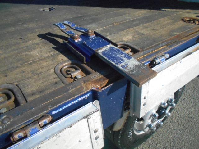 ギガ アルミブロック平ボディ 5方開 支柱抜き差し可 荷台床木張り 内フック27対 センターフック15カ所 荷台内寸951x235x20 後輪エアサス 7速ミッション 積載15t 25t車 リターダー有(23枚目)