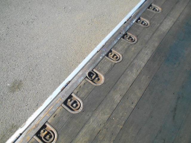 ギガ アルミブロック平ボディ 5方開 支柱抜き差し可 荷台床木張り 内フック27対 センターフック15カ所 荷台内寸951x235x20 後輪エアサス 7速ミッション 積載15t 25t車 リターダー有(28枚目)