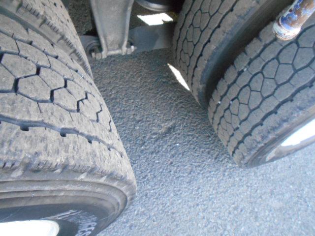 ギガ アルミブロック平ボディ 5方開 支柱抜き差し可 荷台床木張り 内フック27対 センターフック15カ所 荷台内寸951x235x20 後輪エアサス 7速ミッション 積載15t 25t車 リターダー有(61枚目)