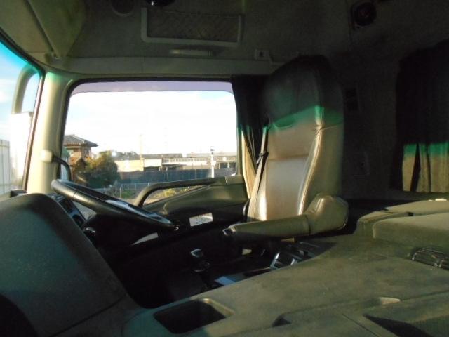 スーパーグレート 　トレーラーヘッド　第５輪荷重１８ｔ　一括緩和　プレミアムライン　エグゼグティブパッケージ　２デフ　パイロットシフト　走行３３万ｋｍ　ハイルーフ　メッキパーツ　エンジン出力４６０ＰＳ　ターボ車（11枚目）