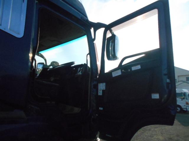 スーパーグレート 　トレーラーヘッド　第５輪荷重１８ｔ　一括緩和　プレミアムライン　エグゼグティブパッケージ　２デフ　パイロットシフト　走行３３万ｋｍ　ハイルーフ　メッキパーツ　エンジン出力４６０ＰＳ　ターボ車（12枚目）