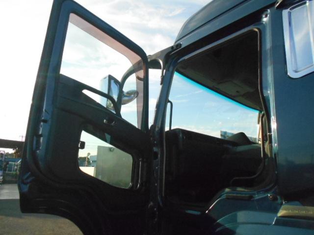 スーパーグレート 　トレーラーヘッド　第５輪荷重１８ｔ　一括緩和　プレミアムライン　エグゼグティブパッケージ　２デフ　パイロットシフト　走行３３万ｋｍ　ハイルーフ　メッキパーツ　エンジン出力４６０ＰＳ　ターボ車（23枚目）