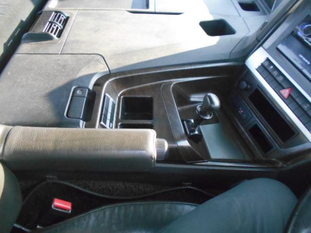 スーパーグレート 　トレーラーヘッド　第５輪荷重１８ｔ　一括緩和　プレミアムライン　エグゼグティブパッケージ　２デフ　パイロットシフト　走行３３万ｋｍ　ハイルーフ　メッキパーツ　エンジン出力４６０ＰＳ　ターボ車（31枚目）