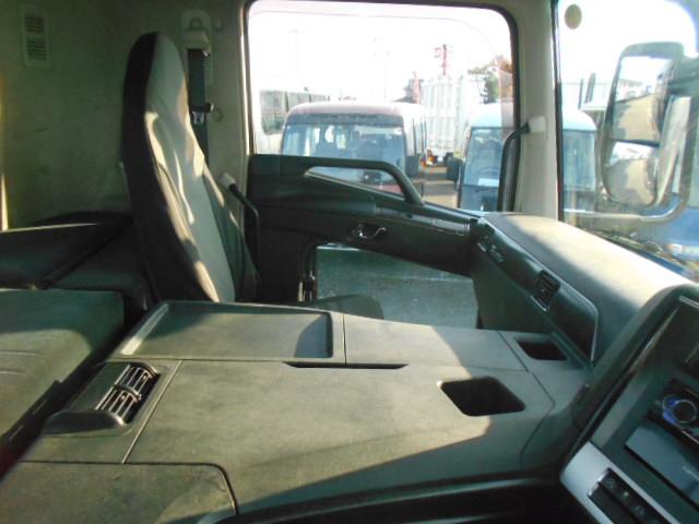 スーパーグレート 　トレーラーヘッド　第５輪荷重１８ｔ　一括緩和　プレミアムライン　エグゼグティブパッケージ　２デフ　パイロットシフト　走行３３万ｋｍ　ハイルーフ　メッキパーツ　エンジン出力４６０ＰＳ　ターボ車（33枚目）