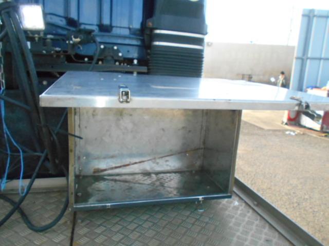 スーパーグレート 　トレーラーヘッド　第５輪荷重１８ｔ　一括緩和　プレミアムライン　エグゼグティブパッケージ　２デフ　パイロットシフト　走行３３万ｋｍ　ハイルーフ　メッキパーツ　エンジン出力４６０ＰＳ　ターボ車（35枚目）