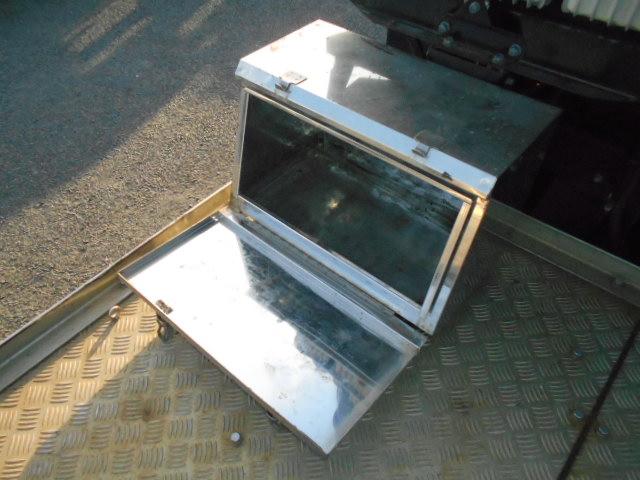 スーパーグレート 　トレーラーヘッド　第５輪荷重１８ｔ　一括緩和　プレミアムライン　エグゼグティブパッケージ　２デフ　パイロットシフト　走行３３万ｋｍ　ハイルーフ　メッキパーツ　エンジン出力４６０ＰＳ　ターボ車（37枚目）