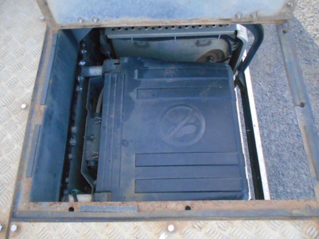 スーパーグレート 　トレーラーヘッド　第５輪荷重１８ｔ　一括緩和　プレミアムライン　エグゼグティブパッケージ　２デフ　パイロットシフト　走行３３万ｋｍ　ハイルーフ　メッキパーツ　エンジン出力４６０ＰＳ　ターボ車（38枚目）