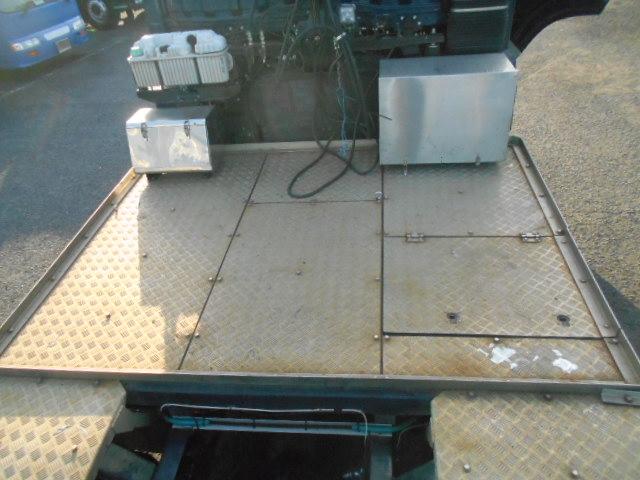 スーパーグレート 　トレーラーヘッド　第５輪荷重１８ｔ　一括緩和　プレミアムライン　エグゼグティブパッケージ　２デフ　パイロットシフト　走行３３万ｋｍ　ハイルーフ　メッキパーツ　エンジン出力４６０ＰＳ　ターボ車（42枚目）