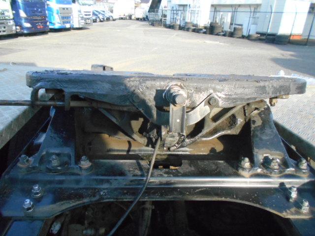 スーパーグレート 　トレーラーヘッド　第５輪荷重１８ｔ　一括緩和　プレミアムライン　エグゼグティブパッケージ　２デフ　パイロットシフト　走行３３万ｋｍ　ハイルーフ　メッキパーツ　エンジン出力４６０ＰＳ　ターボ車（50枚目）