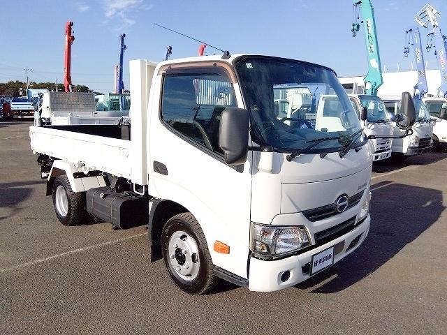 デュトロ 　３転ダンプ　上物新明和製　上物同年式　荷台寸法３０５ｘ１５９ｘ３２　右側電動サイドゲート付　積載２ｔ　走行２．９万ｋｍ　５速ミッション　４ナンバー（2枚目）