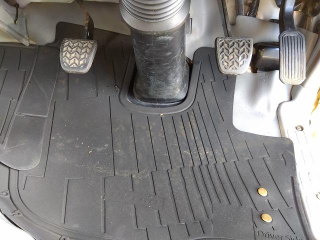 デュトロ 　３転ダンプ　上物新明和製　上物同年式　荷台寸法３０５ｘ１５９ｘ３２　右側電動サイドゲート付　積載２ｔ　走行２．９万ｋｍ　５速ミッション　４ナンバー（18枚目）