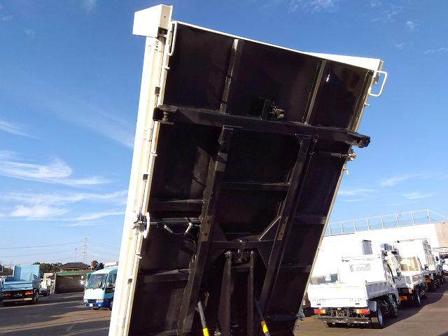 デュトロ 　３転ダンプ　上物新明和製　上物同年式　荷台寸法３０５ｘ１５９ｘ３２　右側電動サイドゲート付　積載２ｔ　走行２．９万ｋｍ　５速ミッション　４ナンバー（39枚目）