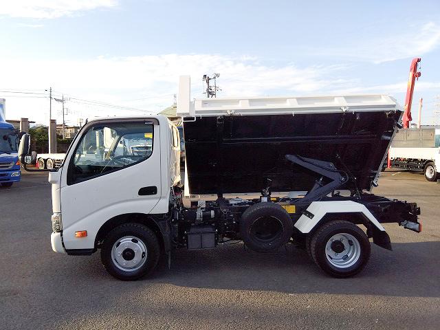 デュトロ 　３転ダンプ　上物新明和製　上物同年式　荷台寸法３０５ｘ１５９ｘ３２　右側電動サイドゲート付　積載２ｔ　走行２．９万ｋｍ　５速ミッション　４ナンバー（46枚目）