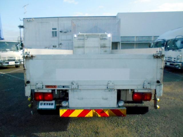 ヒノレンジャー 　アルミブロック平ボディ　積載３．２ｔ　荷台寸６１６ｘ２２４ｘ６０　セミワイドボディ　荷台床木張り　内フック有　アオリサポート付　アルミブロックアオリ　横ネタステンレス製　後輪エアサス　シートキャリア付（9枚目）