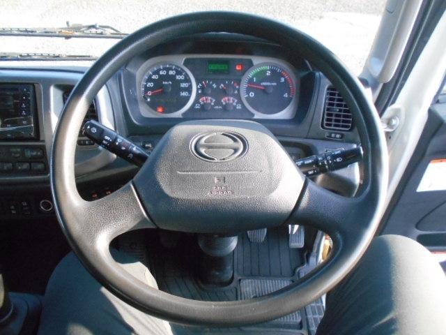 ヒノレンジャー 　アルミブロック平ボディ　積載３．２ｔ　荷台寸６１６ｘ２２４ｘ６０　セミワイドボディ　荷台床木張り　内フック有　アオリサポート付　アルミブロックアオリ　横ネタステンレス製　後輪エアサス　シートキャリア付（10枚目）