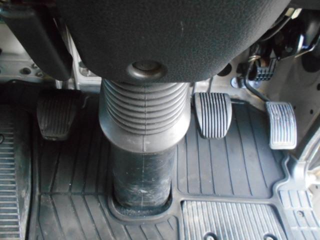 ヒノレンジャー 　アルミブロック平ボディ　積載３．２ｔ　荷台寸６１６ｘ２２４ｘ６０　セミワイドボディ　荷台床木張り　内フック有　アオリサポート付　アルミブロックアオリ　横ネタステンレス製　後輪エアサス　シートキャリア付（11枚目）