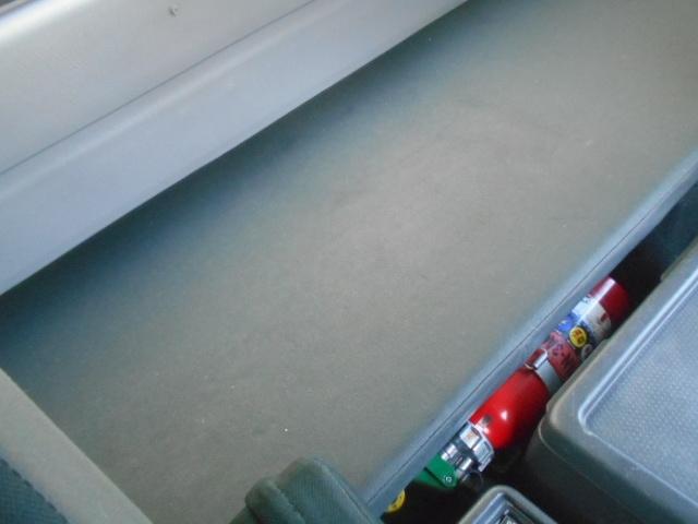 ヒノレンジャー 　アルミブロック平ボディ　積載３．２ｔ　荷台寸６１６ｘ２２４ｘ６０　セミワイドボディ　荷台床木張り　内フック有　アオリサポート付　アルミブロックアオリ　横ネタステンレス製　後輪エアサス　シートキャリア付（13枚目）