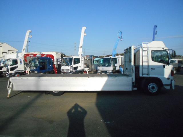 ヒノレンジャー 　アルミブロック平ボディ　積載３．２ｔ　荷台寸６１６ｘ２２４ｘ６０　セミワイドボディ　荷台床木張り　内フック有　アオリサポート付　アルミブロックアオリ　横ネタステンレス製　後輪エアサス　シートキャリア付（22枚目）