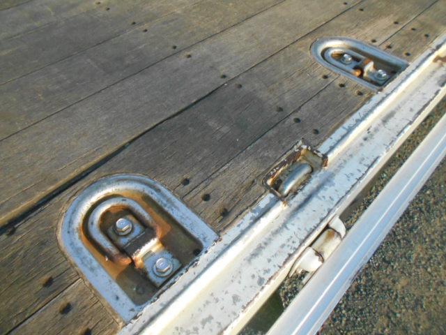 ヒノレンジャー 　アルミブロック平ボディ　積載３．２ｔ　荷台寸６１６ｘ２２４ｘ６０　セミワイドボディ　荷台床木張り　内フック有　アオリサポート付　アルミブロックアオリ　横ネタステンレス製　後輪エアサス　シートキャリア付（29枚目）