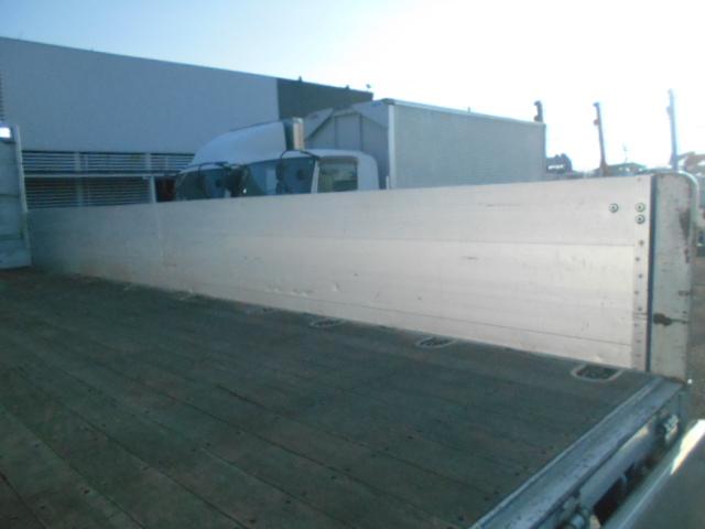 ヒノレンジャー 　アルミブロック平ボディ　積載３．２ｔ　荷台寸６１６ｘ２２４ｘ６０　セミワイドボディ　荷台床木張り　内フック有　アオリサポート付　アルミブロックアオリ　横ネタステンレス製　後輪エアサス　シートキャリア付（31枚目）