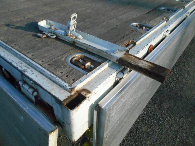 ヒノレンジャー 　アルミブロック平ボディ　積載３．２ｔ　荷台寸６１６ｘ２２４ｘ６０　セミワイドボディ　荷台床木張り　内フック有　アオリサポート付　アルミブロックアオリ　横ネタステンレス製　後輪エアサス　シートキャリア付（32枚目）