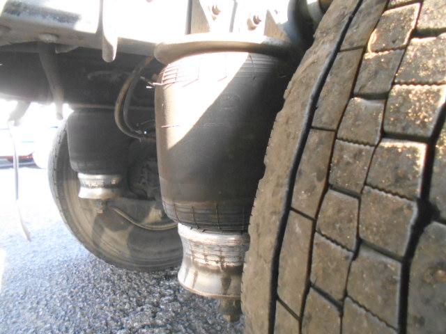 ヒノレンジャー 　アルミブロック平ボディ　積載３．２ｔ　荷台寸６１６ｘ２２４ｘ６０　セミワイドボディ　荷台床木張り　内フック有　アオリサポート付　アルミブロックアオリ　横ネタステンレス製　後輪エアサス　シートキャリア付（35枚目）