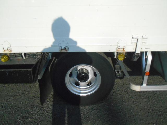 ヒノレンジャー 　アルミブロック平ボディ　積載３．２ｔ　荷台寸６１６ｘ２２４ｘ６０　セミワイドボディ　荷台床木張り　内フック有　アオリサポート付　アルミブロックアオリ　横ネタステンレス製　後輪エアサス　シートキャリア付（36枚目）
