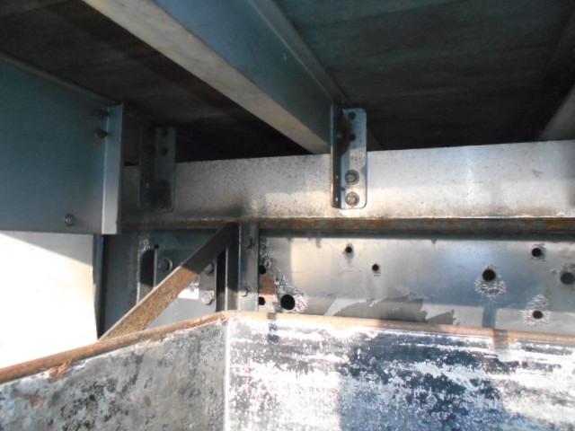 ヒノレンジャー 　アルミブロック平ボディ　積載３．２ｔ　荷台寸６１６ｘ２２４ｘ６０　セミワイドボディ　荷台床木張り　内フック有　アオリサポート付　アルミブロックアオリ　横ネタステンレス製　後輪エアサス　シートキャリア付（50枚目）