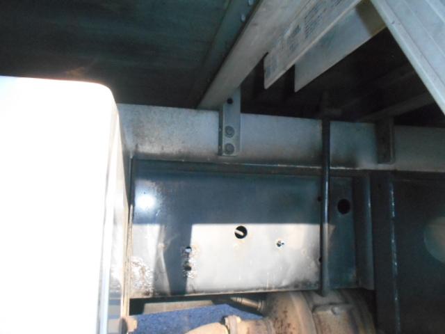 ヒノレンジャー 　アルミブロック平ボディ　積載３．２ｔ　荷台寸６１６ｘ２２４ｘ６０　セミワイドボディ　荷台床木張り　内フック有　アオリサポート付　アルミブロックアオリ　横ネタステンレス製　後輪エアサス　シートキャリア付（53枚目）