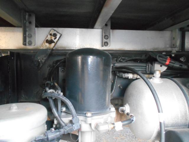 ヒノレンジャー 　アルミブロック平ボディ　積載３．２ｔ　荷台寸６１６ｘ２２４ｘ６０　セミワイドボディ　荷台床木張り　内フック有　アオリサポート付　アルミブロックアオリ　横ネタステンレス製　後輪エアサス　シートキャリア付（59枚目）