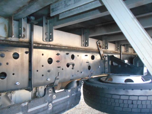 ヒノレンジャー 　アルミブロック平ボディ　積載３．２ｔ　荷台寸６１６ｘ２２４ｘ６０　セミワイドボディ　荷台床木張り　内フック有　アオリサポート付　アルミブロックアオリ　横ネタステンレス製　後輪エアサス　シートキャリア付（60枚目）