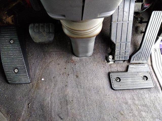 ヒノレンジャー 　セーフティローダー　上物花見台製　積載１１ｔ　ウインチ付　自動歩み付　増トン車　２デフ　ベッド付　走行４３．５万ｋｍ　６速ミッション　タイヤサイズ２４５／７０Ｒ１９．５（23枚目）